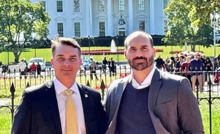 Eduardo Bolsonaro defende que Flávio deixe o Brasil caso perca a eleição presidencial » Teixeira News